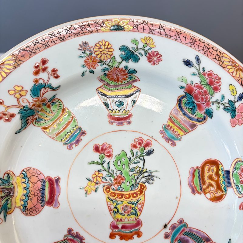 Two Chinese famille rose plates and a pair of Dutch-decorated plates - 图13