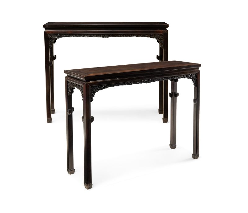 A pair of carved zitan waisted corner-leg tables - 图1