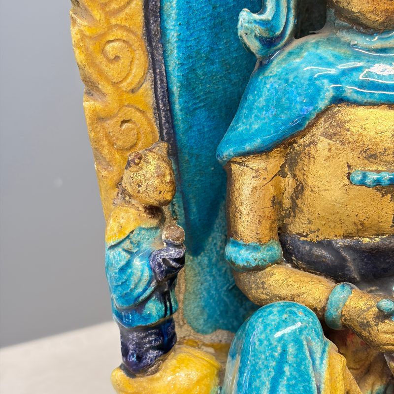 A Chinese gilt-decorated Fahua-glazed stoneware 'Bodhisattva with Attendants' group - 图11