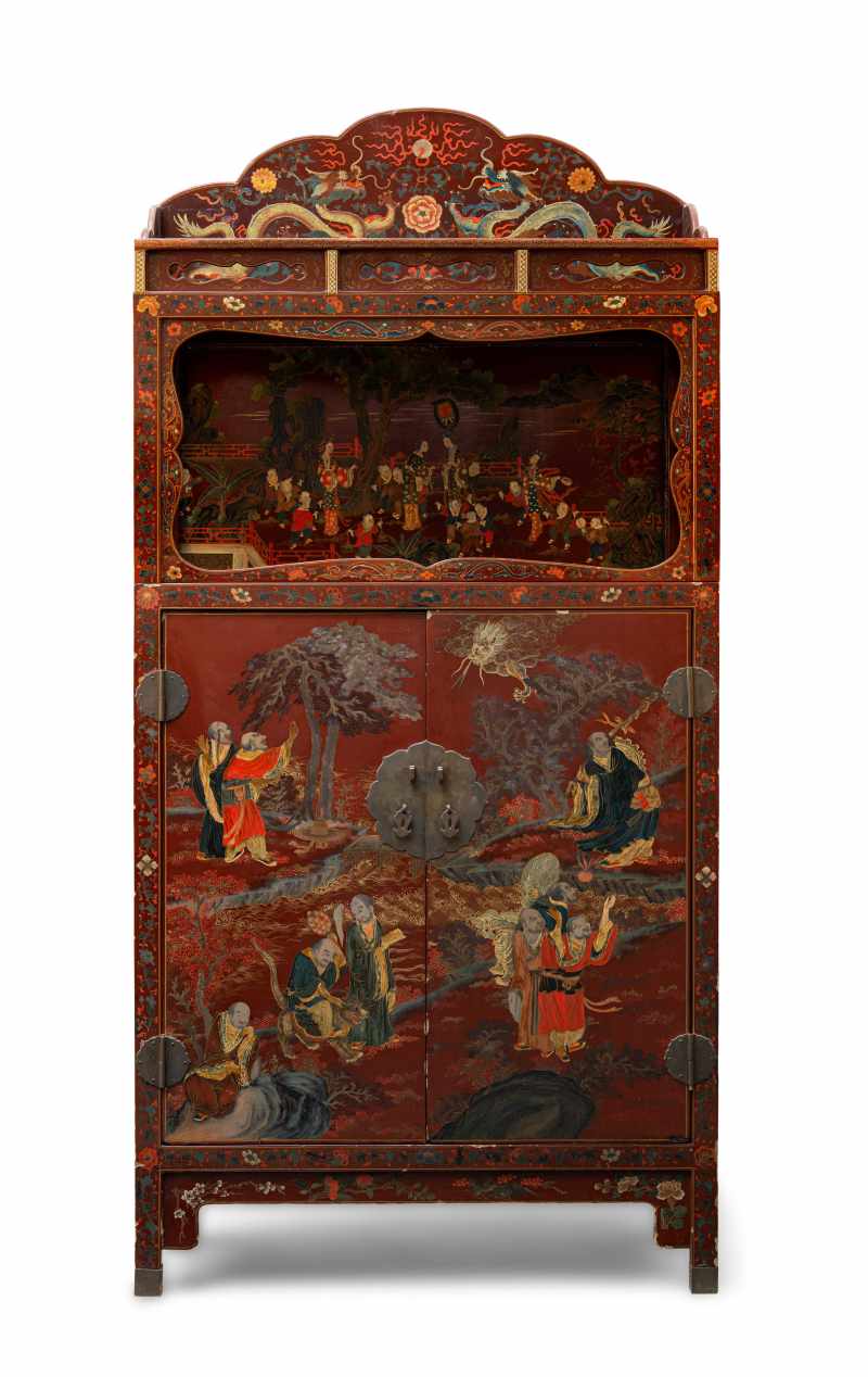 A pair of square-corner red, polychrome and gilt lacquer display cabinets, Lianggegui - 图8