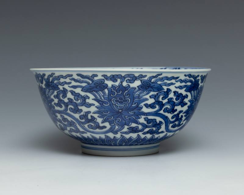 A blue and white 'lotus' bowl, Kangxi mark and of the period (1662-1722) - 图3