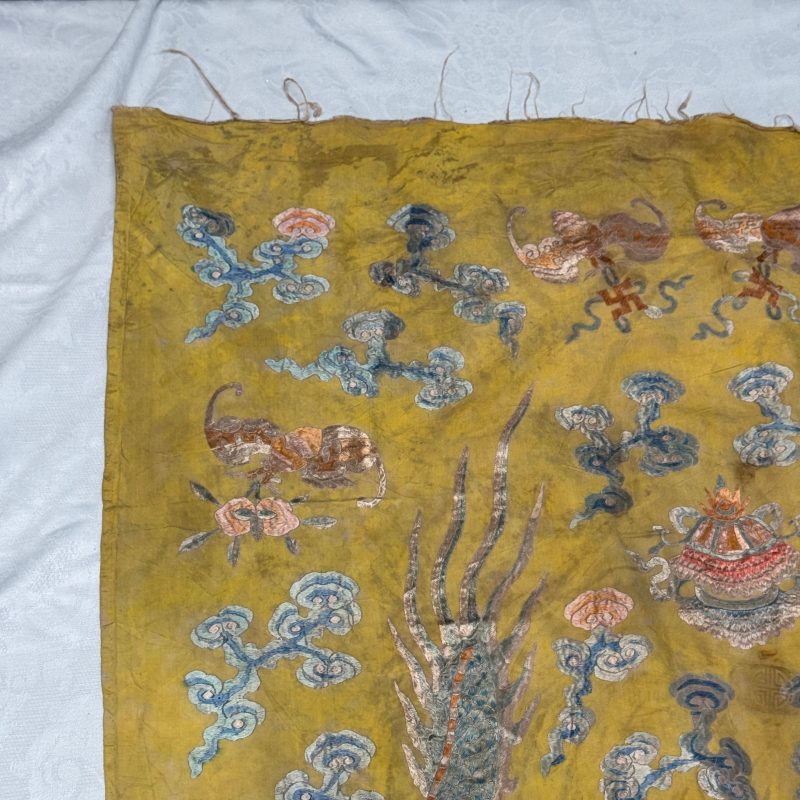 A pair of Chinese yellow-ground embroidered 'Dragons' and 'Phoenixes' panels - 图73