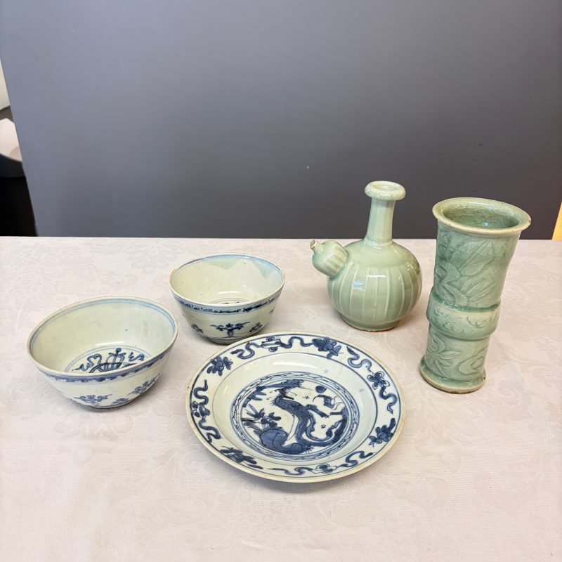 Two Chinese blue and white bowls, a plate, a celadon kendi and a vase - 图16