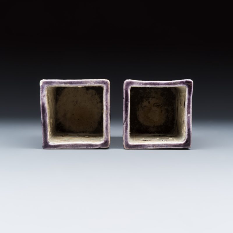 A pair of Chinese aubergine-glazed openworked square brush pots on later wooden stands - 图7