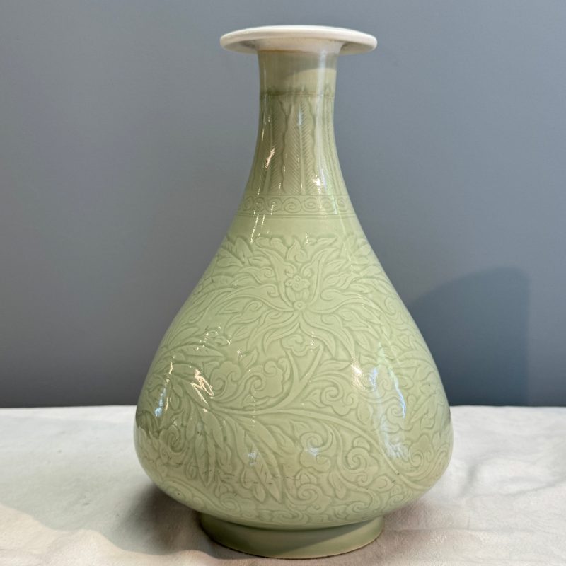 A Chinese celadon-glazed incised 'Yuhuchunping' vase with lotus scroll design - 图8