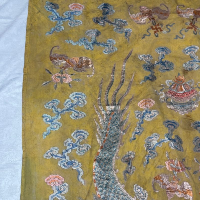 A pair of Chinese yellow-ground embroidered 'Dragons' and 'Phoenixes' panels - 图72