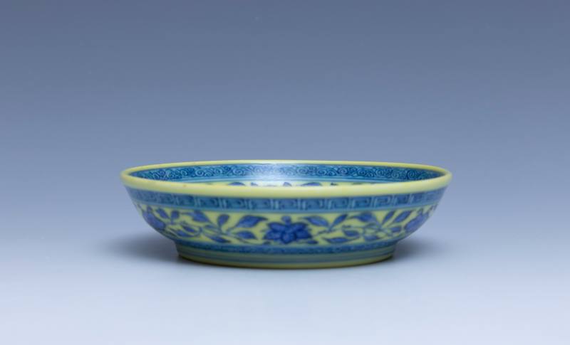 A pair of Ming-style yellow-ground blue and white saucers, Qianlong mark and of the period (1736-1795) - 图8