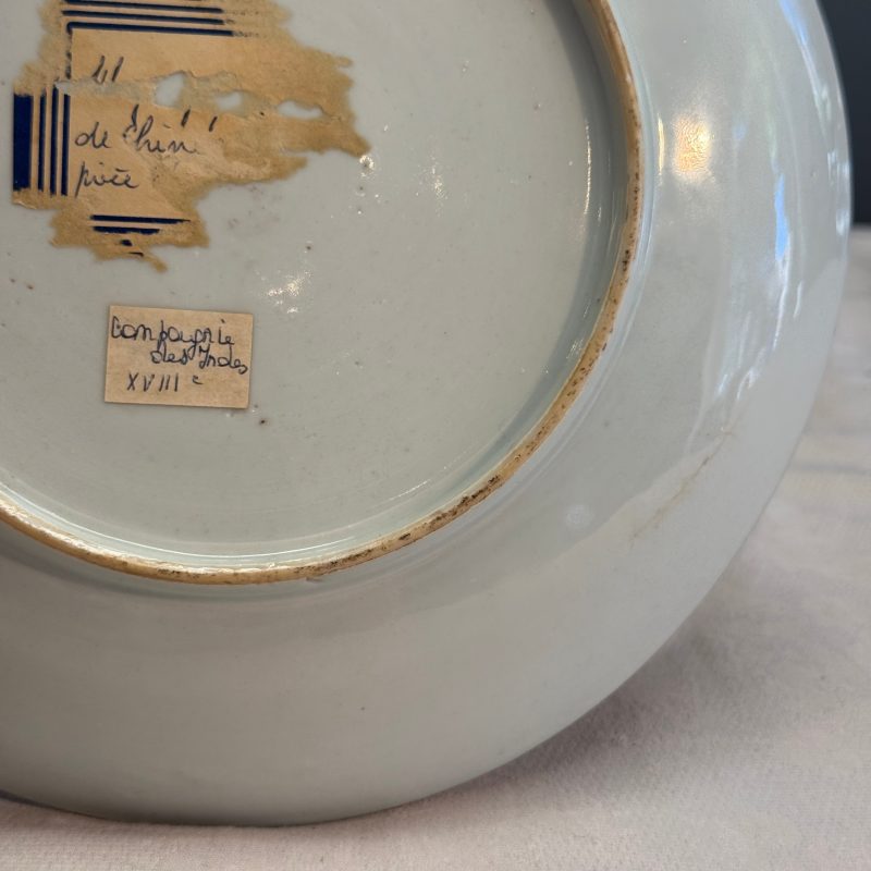 A Chinese famille rose armorial dish with the arms of Goos de Ghyseghem, Vecquemans and Golbeau for the Belgian market - 图15
