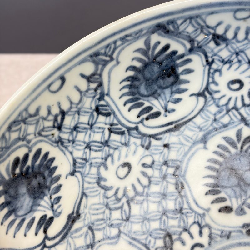 A Chinese blue and white dish with floral design - 图7