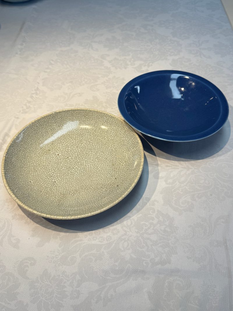 A Chinese blue-glazed shallow bowl and a ge-type dish - 图4