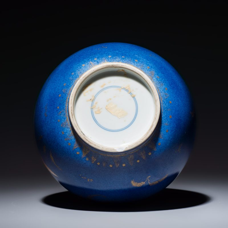 A Chinese gilt-heightened powder-blue-ground iron-red decorated 'Carps' vase - 图5