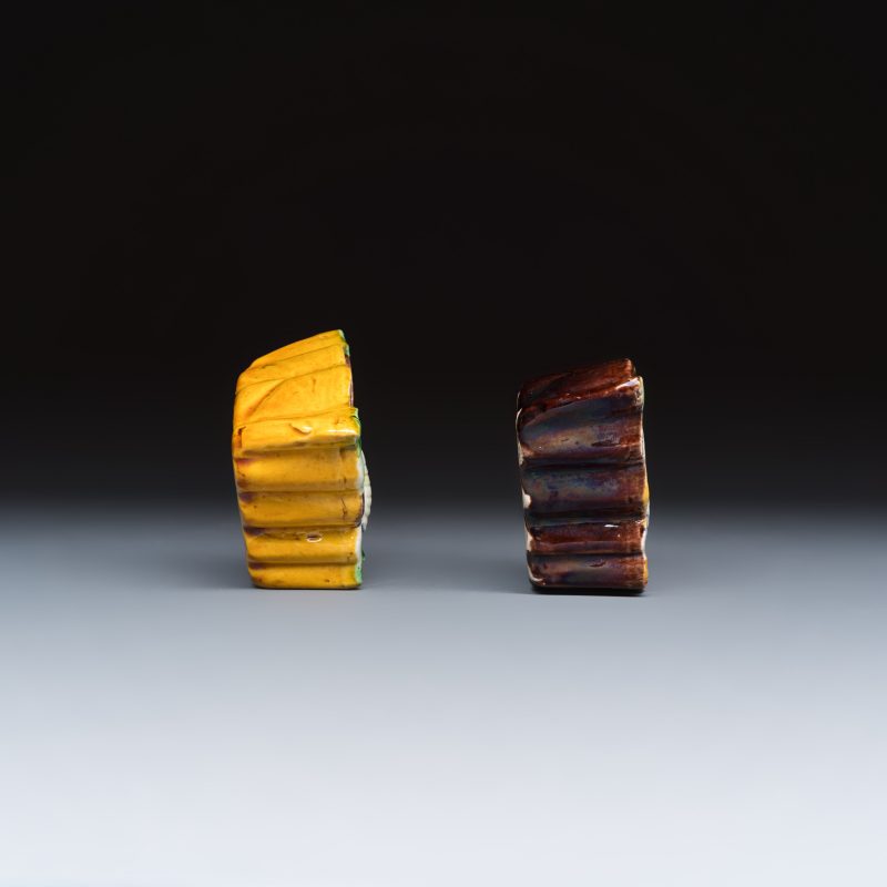 A pair of Chinese famille verte sancai biscuit 'Butterfly' water pots and a pair of shoes - 图5