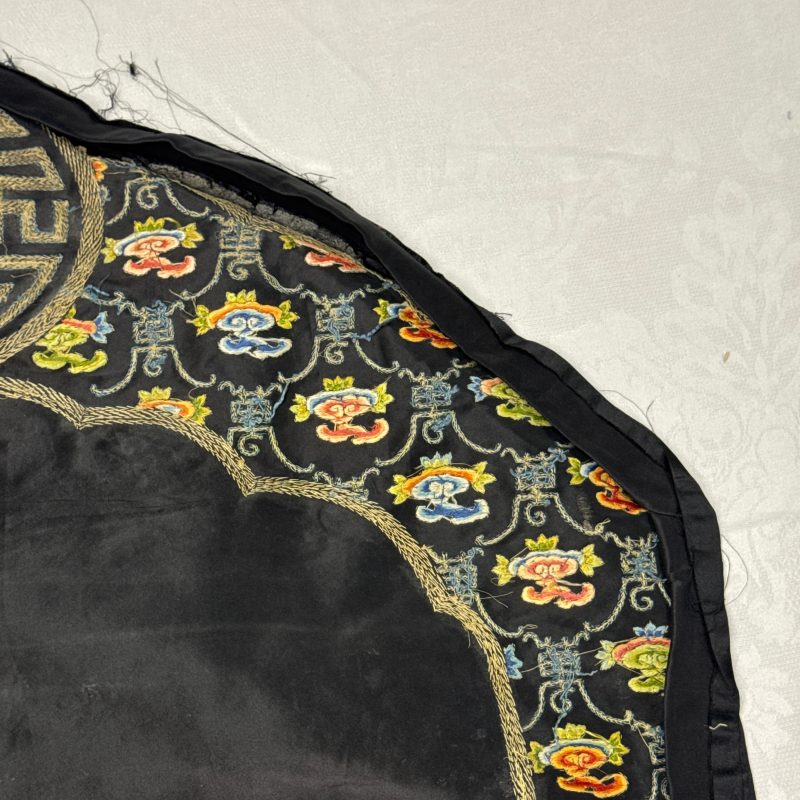 萬壽 | A Chinese yellow-ground silk and gold-thread embroidered 'Wan Shou 萬壽' panel - 图20