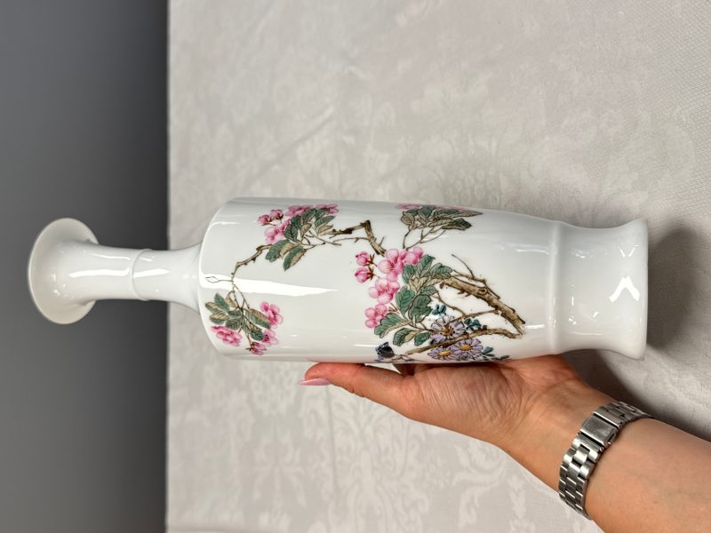 Three Chinese polychrome semi-eggshell vases - 图9