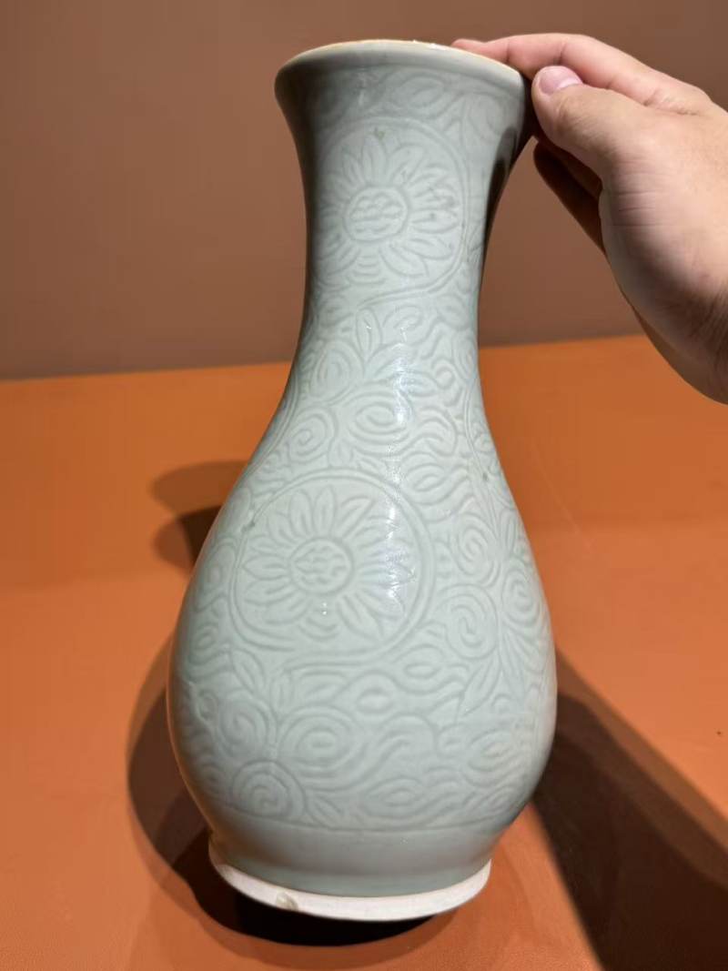 明晚期 青釉暗刻花卉纹瓶 - 图7