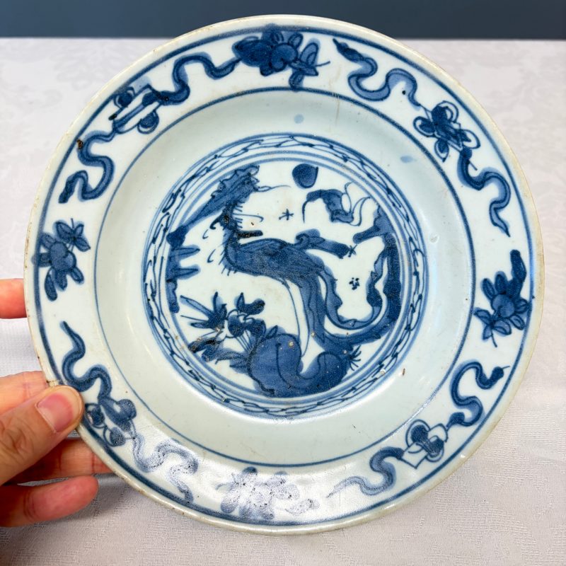 Two Chinese blue and white bowls, a plate, a celadon kendi and a vase - 图17