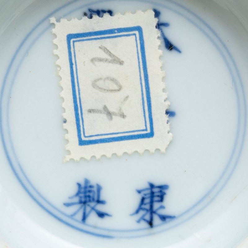 A pair of blue and white 'lotus scroll' bowls, Kangxi mark and of the period (1662-1722) - 图9