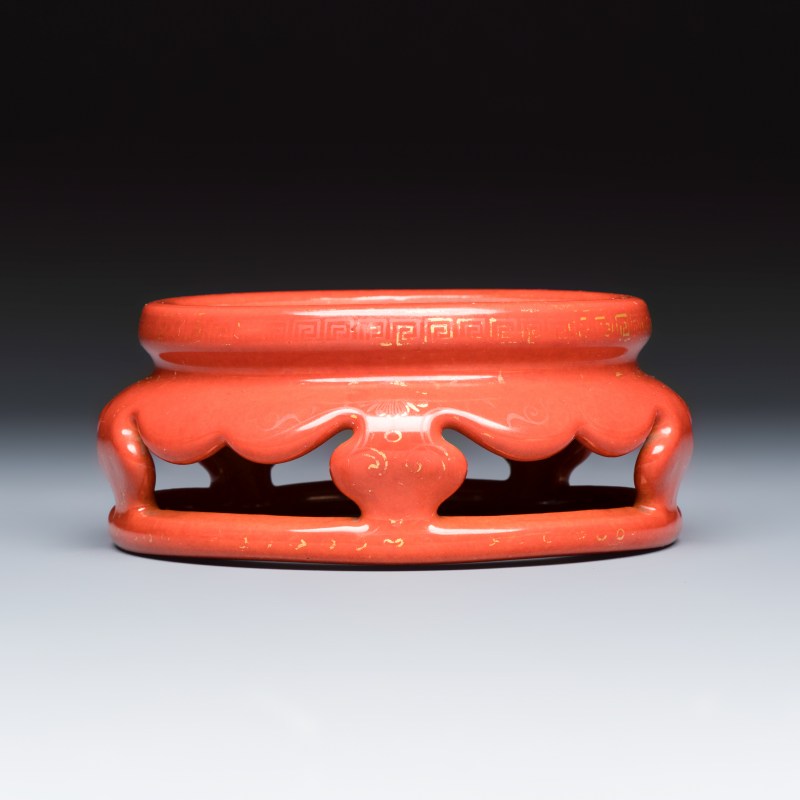 A Chinese gilt-decorated coral-red-glazed stand - 图5