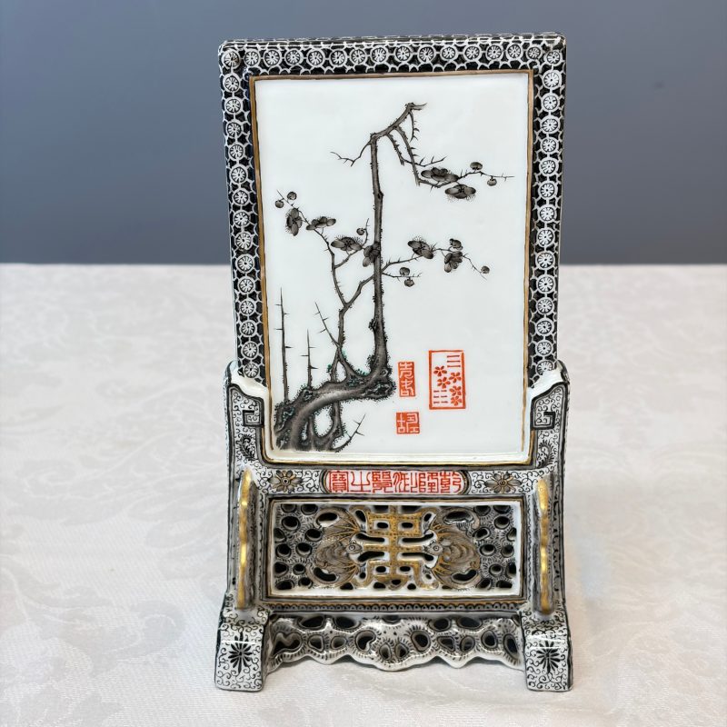 A fine Chinese gilt-grisaille and famille rose table screen - 图17