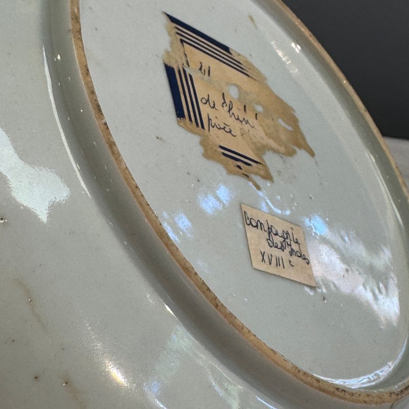 A Chinese famille rose armorial dish with the arms of Goos de Ghyseghem, Vecquemans and Golbeau for the Belgian market - 图16