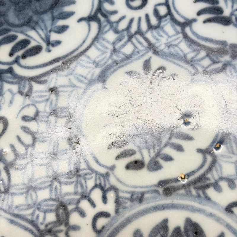 A Chinese blue and white dish with floral design - 图6