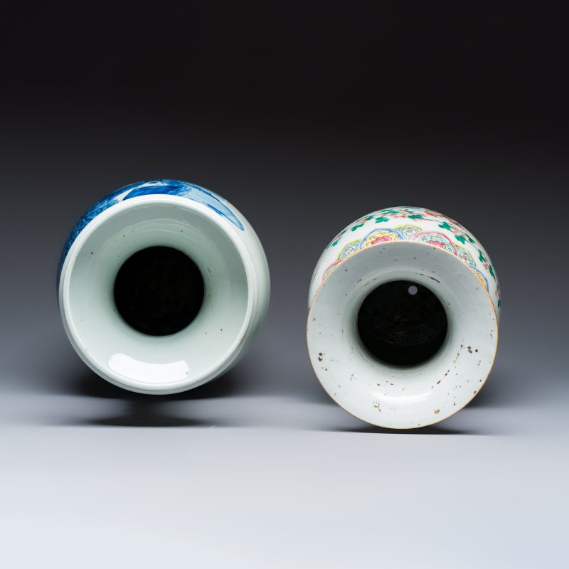 A Chinese blue and white 'Riverscape' vase and a famille rose 'Rooster' vase - 图5