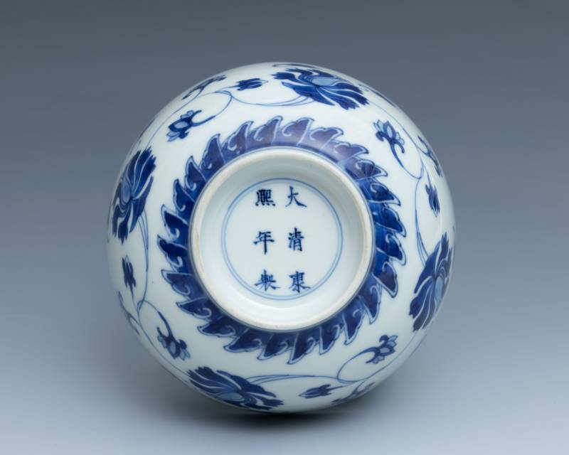 A pair of blue and white 'lotus scroll' bowls, Kangxi mark and of the period (1662-1722) - 图10