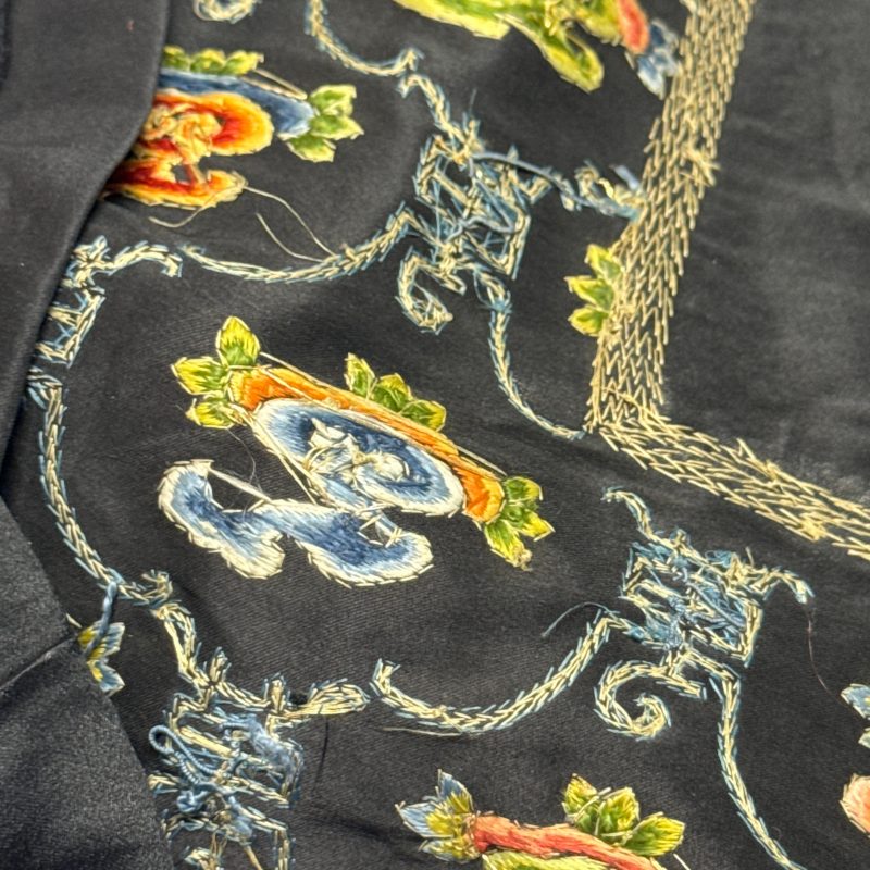 萬壽 | A Chinese yellow-ground silk and gold-thread embroidered 'Wan Shou 萬壽' panel - 图23
