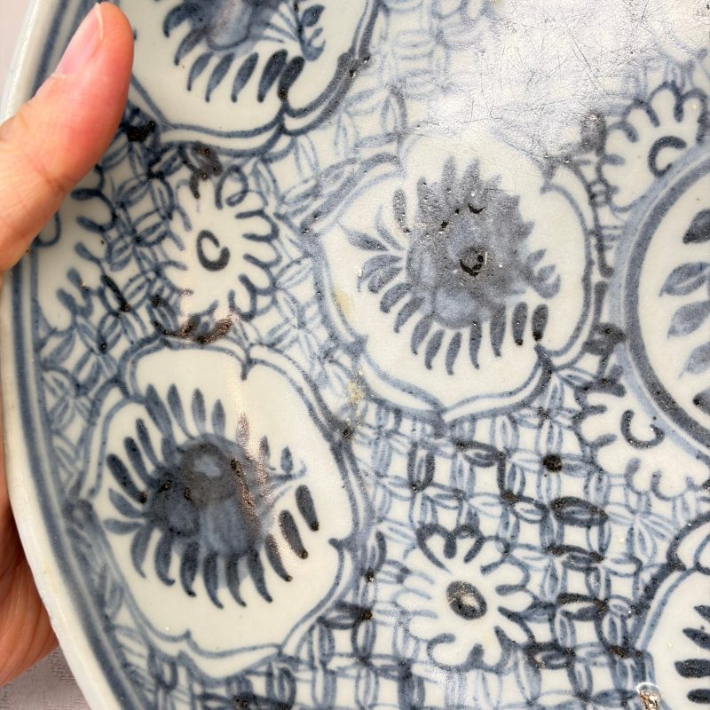 A Chinese blue and white dish with floral design - 图8