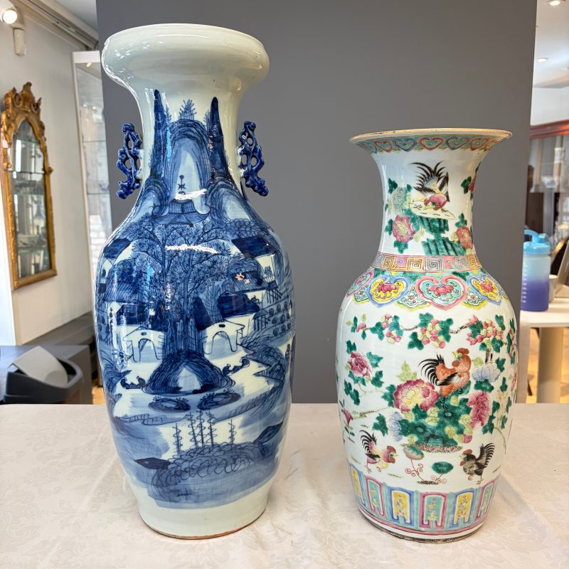 A Chinese blue and white 'Riverscape' vase and a famille rose 'Rooster' vase - 图7