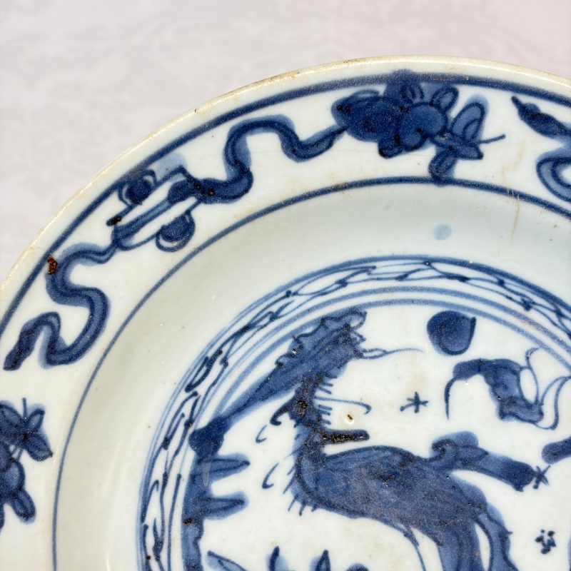 Two Chinese blue and white bowls, a plate, a celadon kendi and a vase - 图18