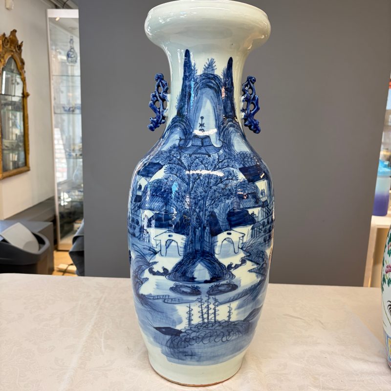 A Chinese blue and white 'Riverscape' vase and a famille rose 'Rooster' vase - 图8
