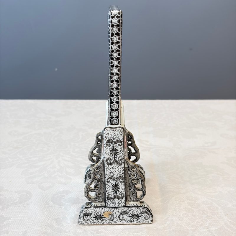 A fine Chinese gilt-grisaille and famille rose table screen - 图20