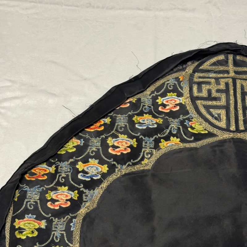 萬壽 | A Chinese yellow-ground silk and gold-thread embroidered 'Wan Shou 萬壽' panel - 图22