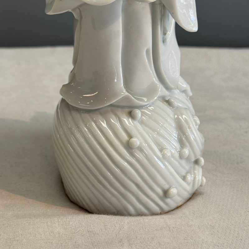 A Chinese Dehua blanc de Chine figure of Guanyin - 图17
