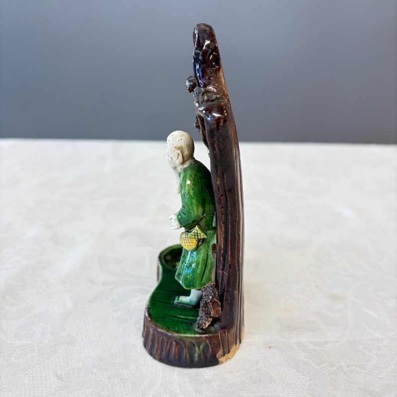 A Chinese aubergine-glazed brush rest and a famille verte sancai biscuit group - 图13