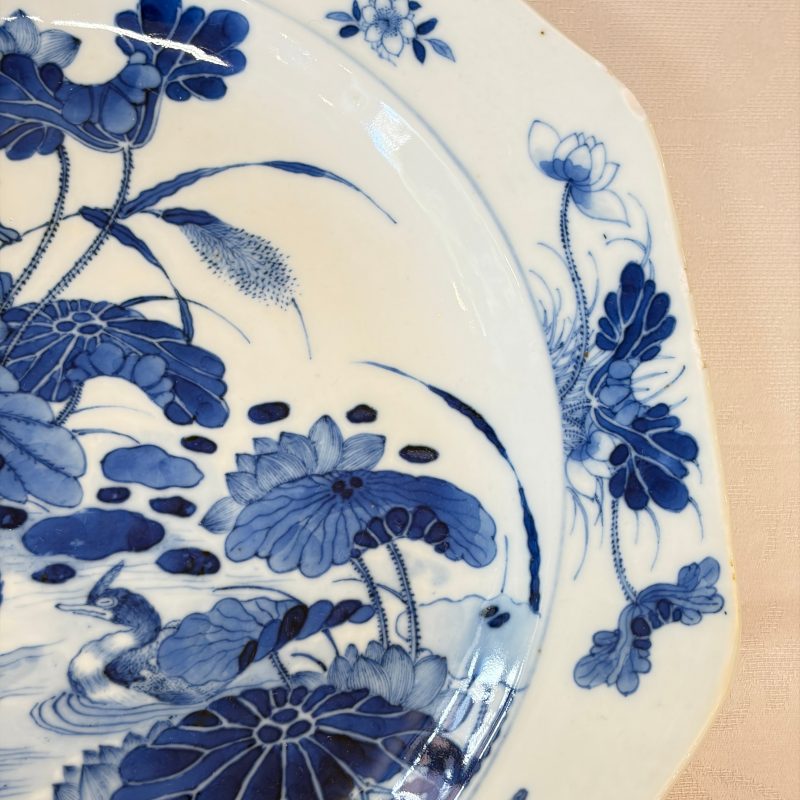 A Chinese blue and white 'Mandarin Duck' dish and a crackle-glazed dish - 图7