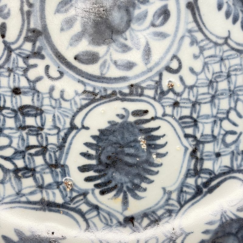 A Chinese blue and white dish with floral design - 图9