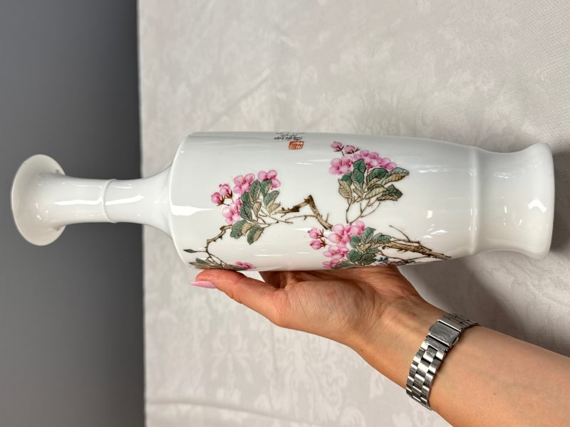 Three Chinese polychrome semi-eggshell vases - 图11