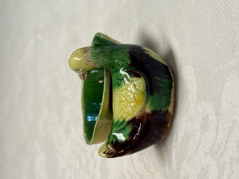 A pair of Chinese famille verte sancai biscuit duck-and-lotus-form water droppers on later wooden stands - 图30