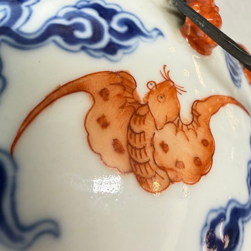 洪福齊天 | A pair of Chinese blue, white and iron-red 'Hong Fu Qi Tian 洪福齊天' warming bowls and covers - 图26