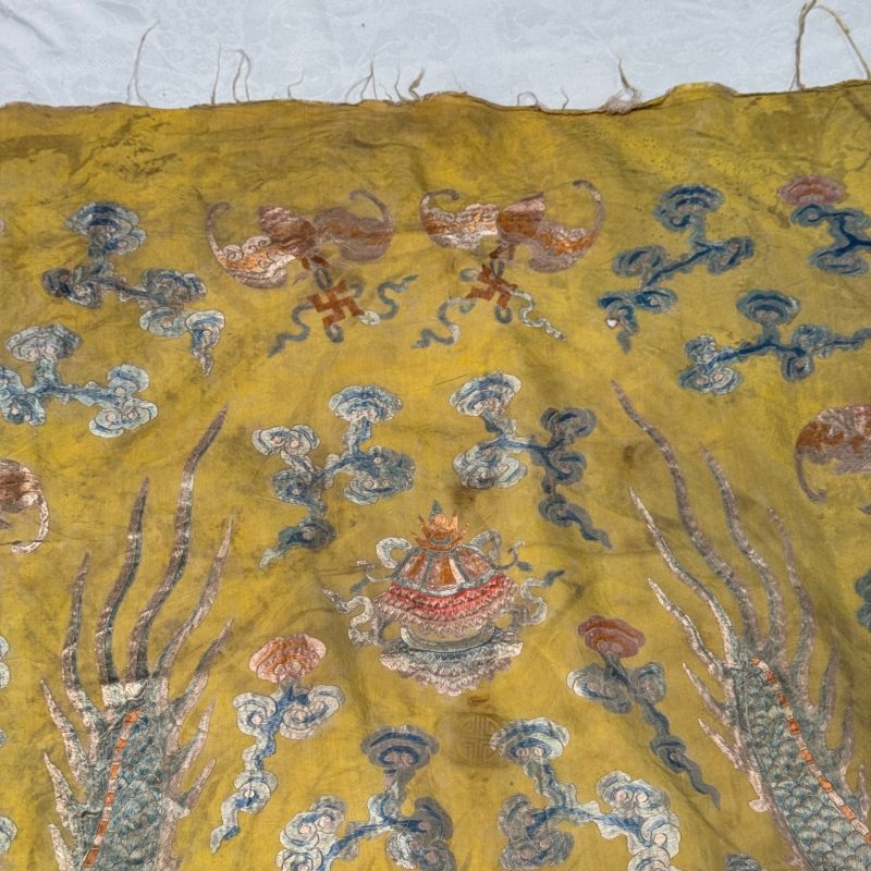 A pair of Chinese yellow-ground embroidered 'Dragons' and 'Phoenixes' panels - 图74