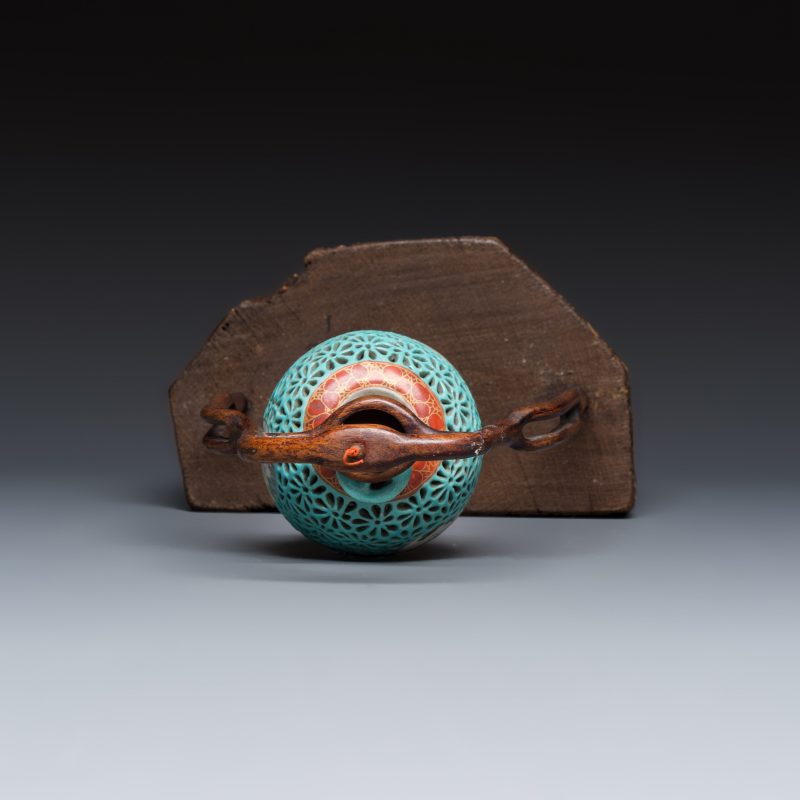 A Chinese famille rose turquoise-ground reticulated incense ball and cover, and a wooden stand - 图5