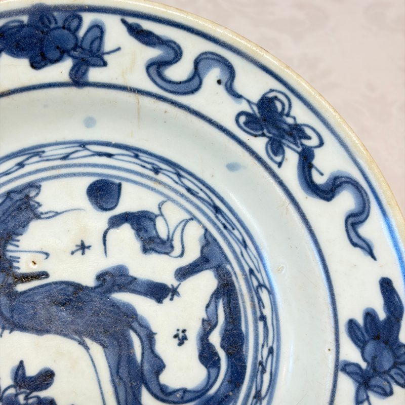 Two Chinese blue and white bowls, a plate, a celadon kendi and a vase - 图19