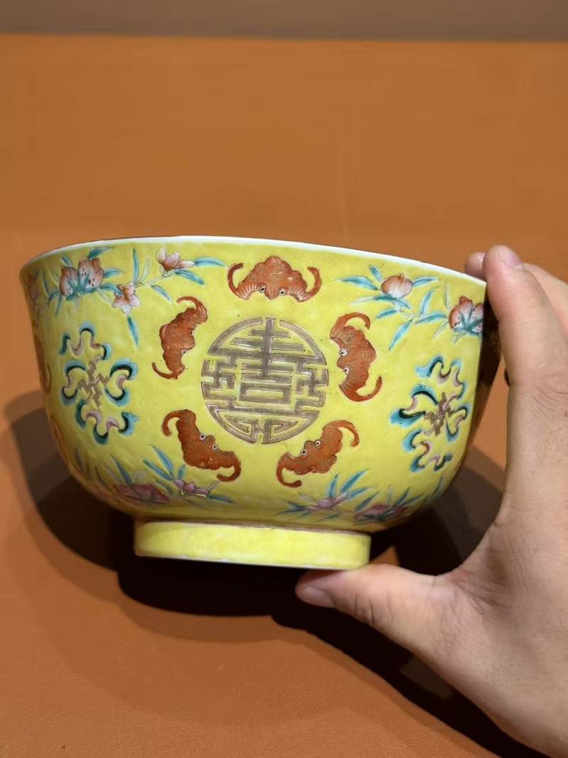 清光绪 黄地粉彩万带云五蝠捧寿图大碗 - 图6
