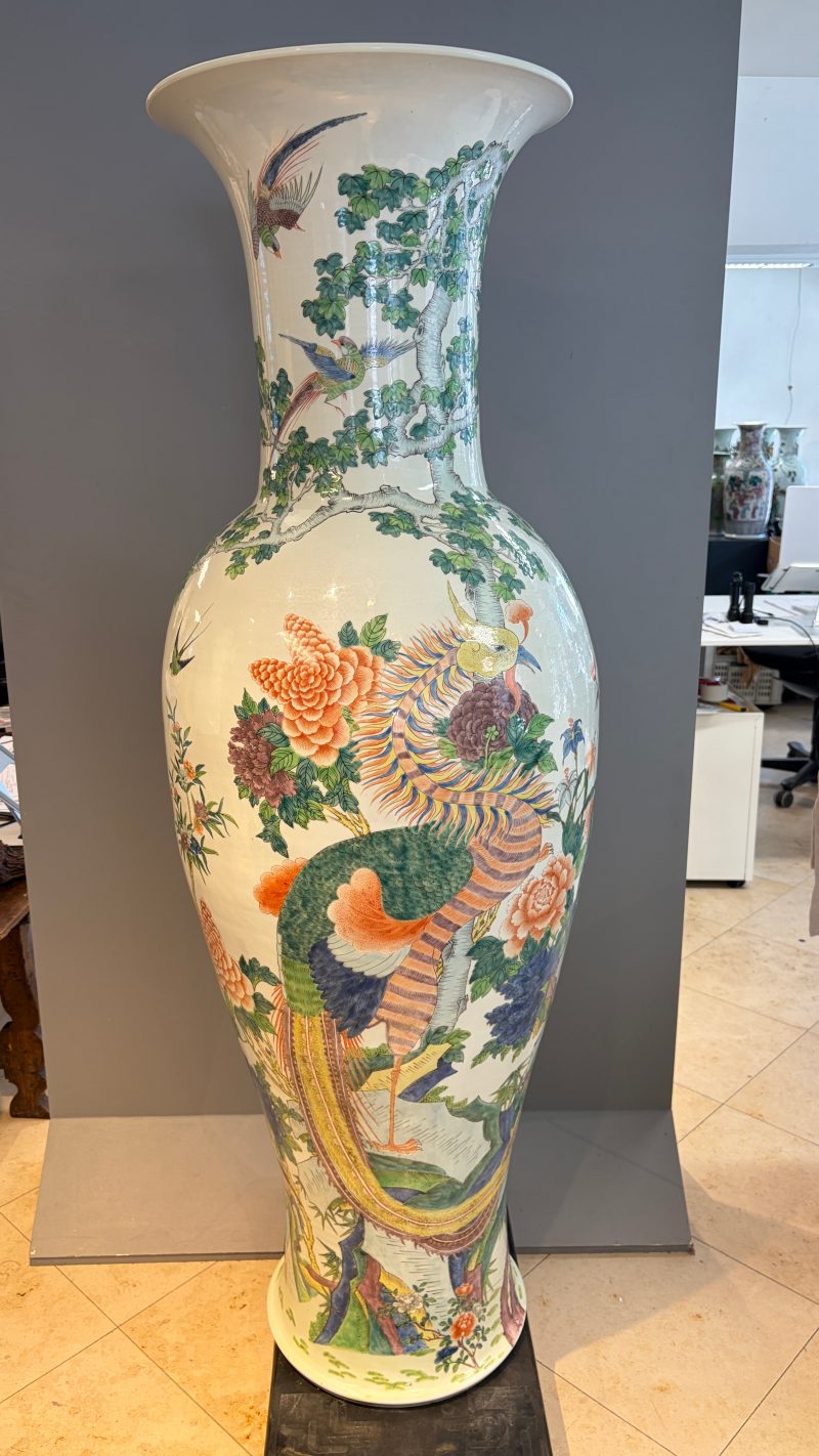 A massive pair of Chinese famille verte 'Phoenixes and Birds' vases - 图31