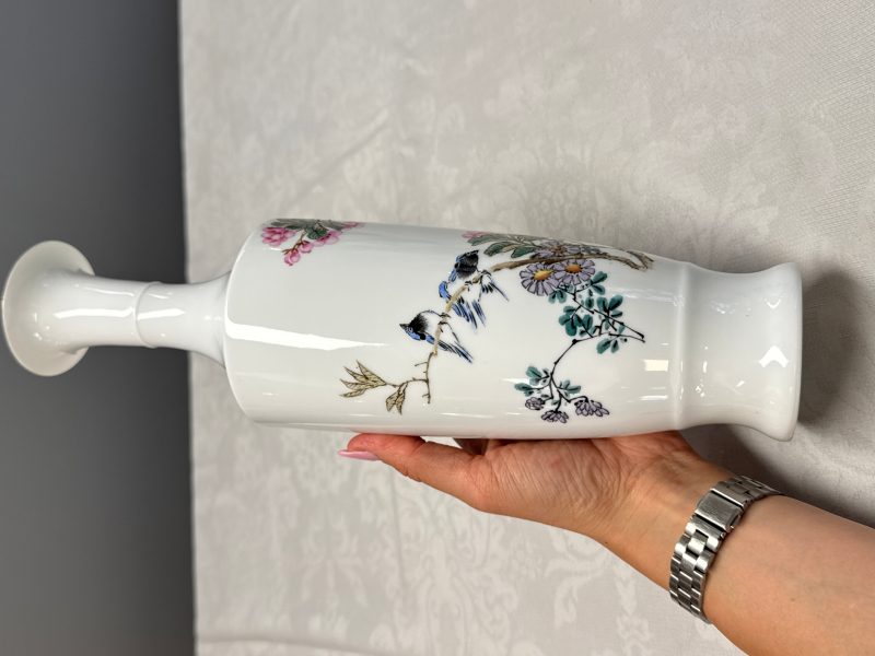 Three Chinese polychrome semi-eggshell vases - 图10