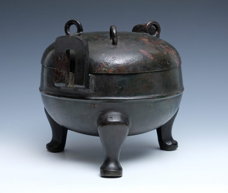 A large bronze ritual cauldron with cover, Ding - 图5