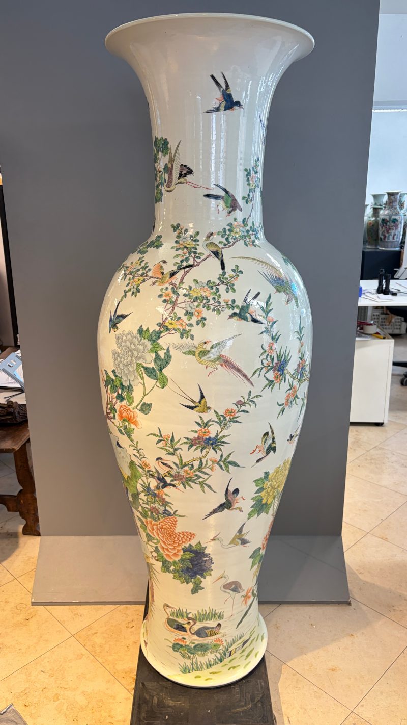 A massive pair of Chinese famille verte 'Phoenixes and Birds' vases - 图33