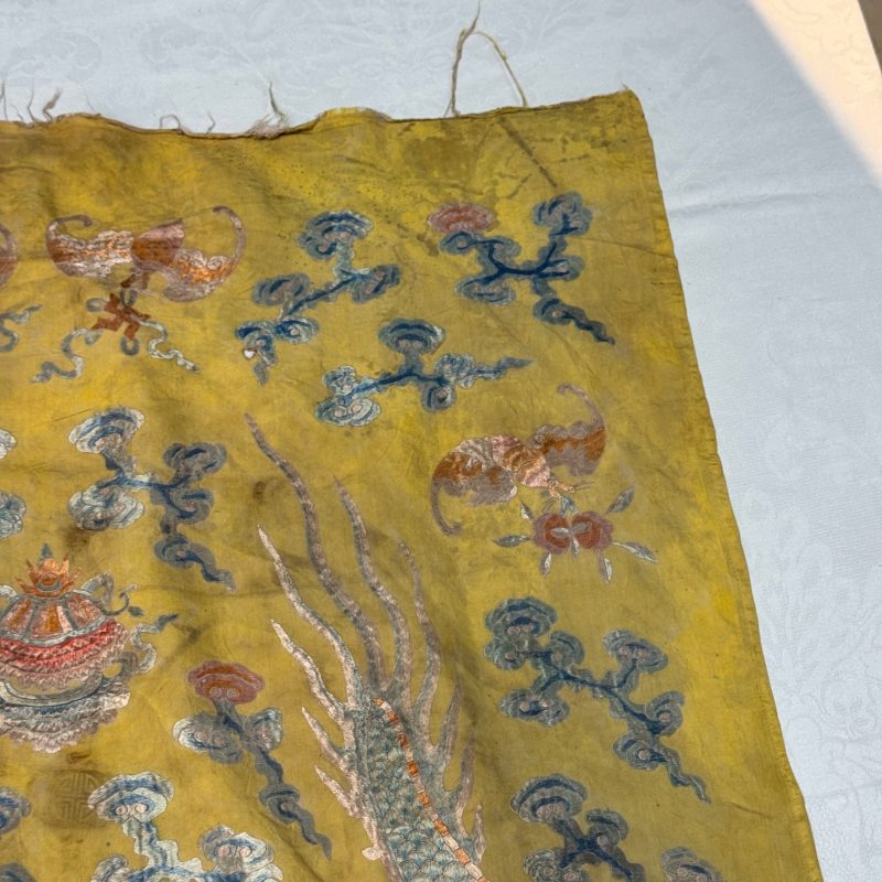A pair of Chinese yellow-ground embroidered 'Dragons' and 'Phoenixes' panels - 图75